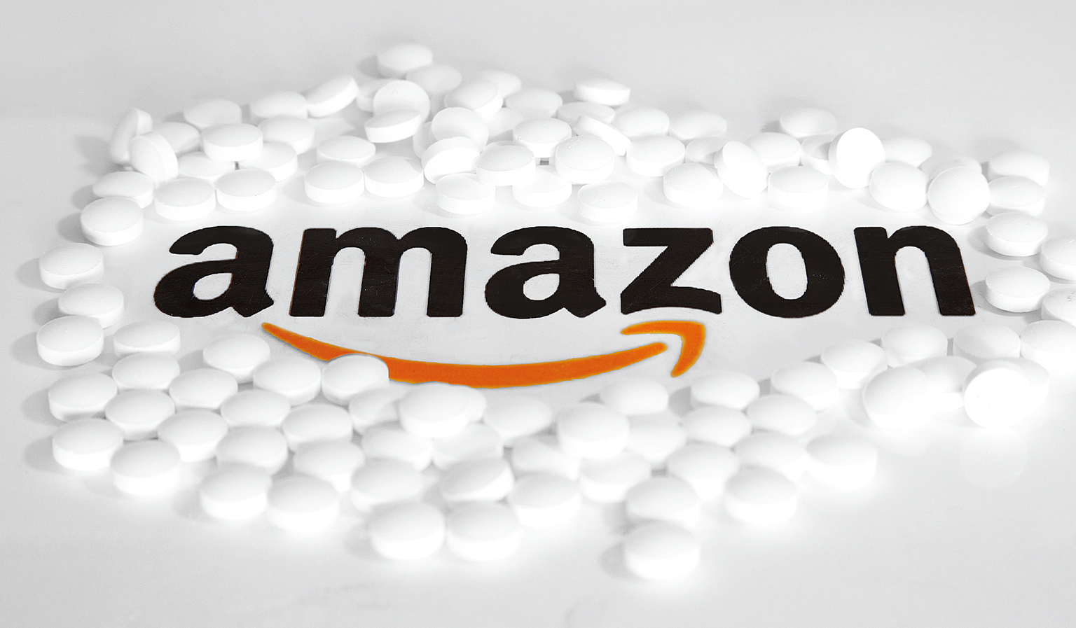 Arzneimittel in Form von Tabletten und der Schriftzug von Amazon
